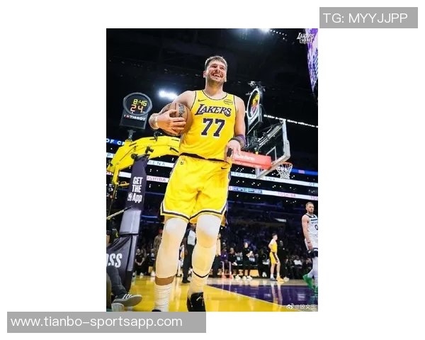 东契奇向里夫斯展示扭伤手指里夫斯惊呼难以置信的反应引发热议 东契奇向里夫斯展示扭伤手指里夫斯惊呼难以置信的反应引发热议